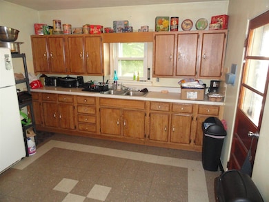 911 W King St, Garrett, IN 46738 - photo 4