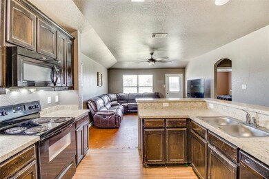 221 Candlewood Cir, Gainesville, TX 76240 - photo 5