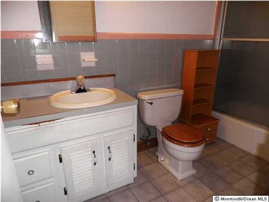 25 Juniper Ln unit A, Eatontown, NJ 07724 - photo 2