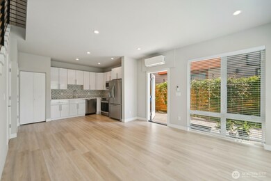 527 S Cloverdale St unit A, Seattle, WA 98108 - photo 5