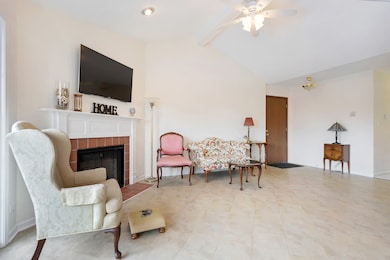 1907 Gresham Cir unit D, Wheaton, IL 60189 - photo 3