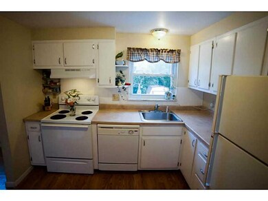 Kitchen. Plenty of counter and cabinet space in th
