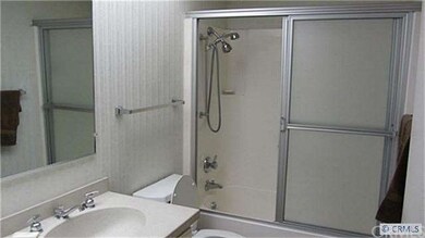 Full guest bath.