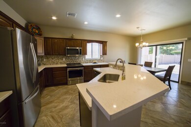 Kitchen w/Breakfast Bar