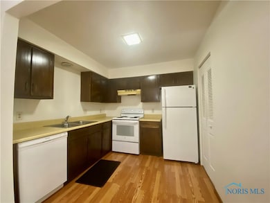 Good size kitchen with appliances