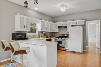 560 Old Oak Cir, Algonquin, IL 60102 - photo 6