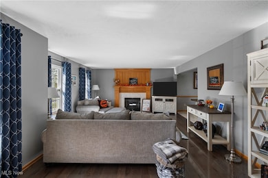 660 Oakcrest Dr, Wadsworth, OH 44281 - photo 5