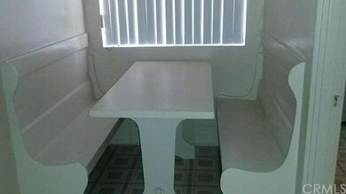 1525 Built in dining table