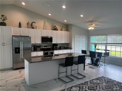 Kitchen with vaulted ceiling, a kitchen island wit