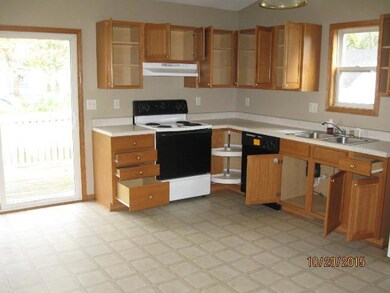 610 E Dunham Ave, Des Moines, IA 50315 - photo 2