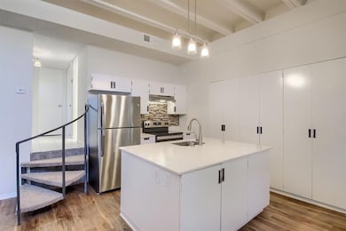 Kitchen featuring stainless steel appliances, und