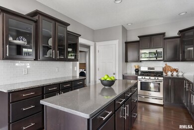 1609 Shamrock Dr, Davenport, IA 52807 - photo 7