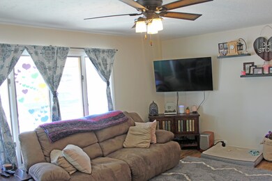Upstairs Living Room<|><|>