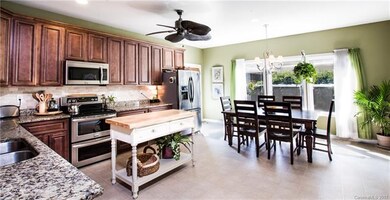 Designer kitchen, granite counters, matching appli