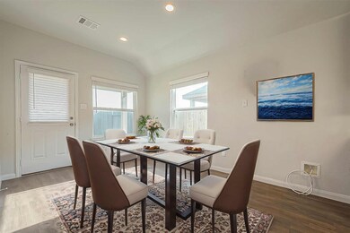 [Virtual Staged] Dining to help you better envision the Space