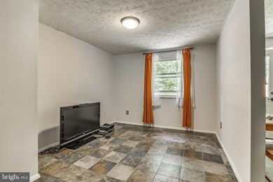 8105 Parkdale Ct, Springfield, VA 22153 - photo 7