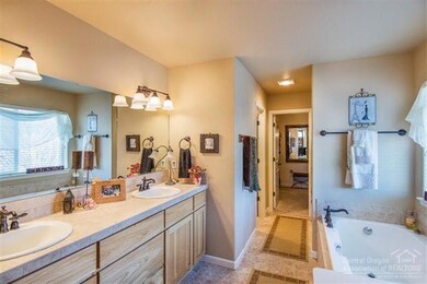 61289 Splendor Ln, Bend, OR 97702 - photo 5