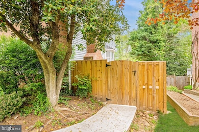 6042 Munson Hill Rd, Falls Church, VA 22041 - photo 3