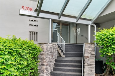 Easy access to the building entrance from the priv