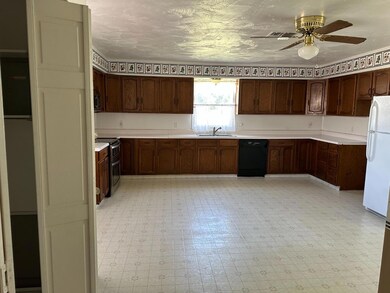 826 S Adams St, Hugoton, KS 67951 - photo 3