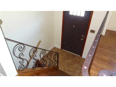 Entry/Foyer.