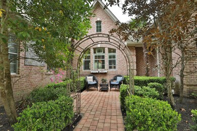 Darling courtyard to visit with your guests in the garden!