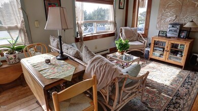 Living Room/Eating area