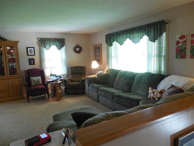FLOWS TO DINING AREA & EAT IN KITCHEN