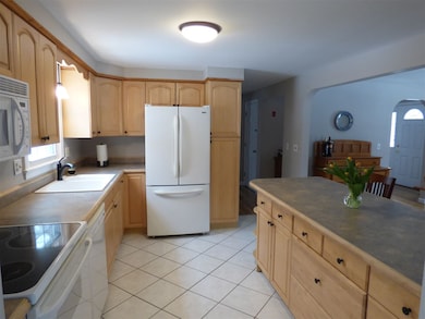 33 Gordon Dr, Londonderry, NH 03053 - photo 5