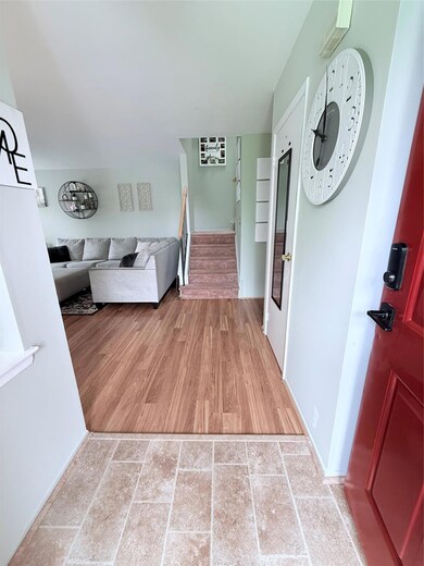 5 Petersen Ct unit 5, West Babylon, NY 11704 - photo 2