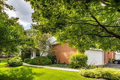 110 Pembroke Cir unit 47E2, Lake Bluff, IL 60044 - photo 2