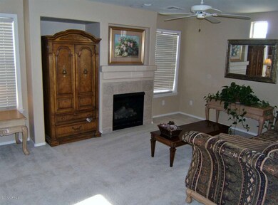 Great Room w Fireplace