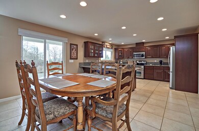 Dining to kitchen