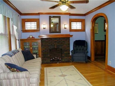 Living Room Showing the archway