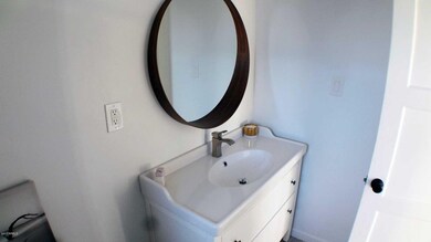 1645N27thPL--HallBath