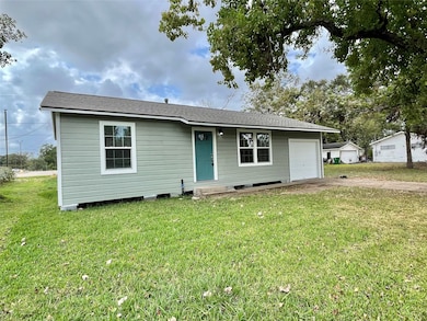 817 N Chenango St, Angleton, TX 77515 - photo 2