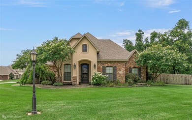 View of front facade featuring a front yard