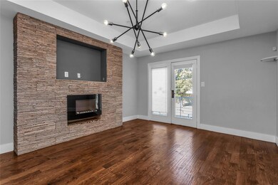 Open living rom with trey ceiling
