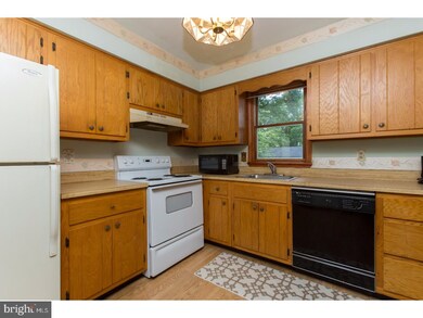 211 Pleasantview Ave, Schwenksville, PA 19473 - photo 5