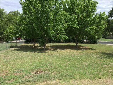 1329 E Tennie St, Gainesville, TX 76240 - photo 2