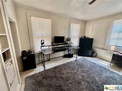 608 E Pine St, Seguin, TX 78155 - photo 3