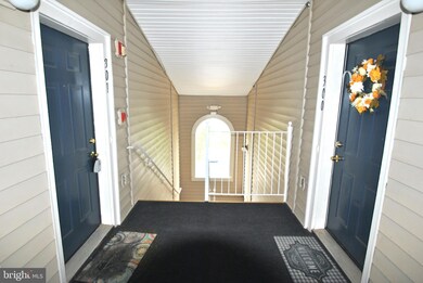 21850 Elkins Terrace unit 301, Sterling, VA 20166 - photo 4