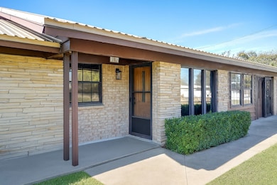 1911 Joslin St, Cleburne, TX 76033 - photo 3