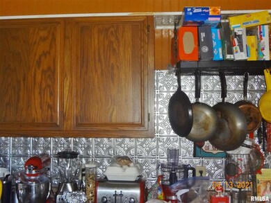 305 5th St, Lincoln, IL 62656 - photo 3