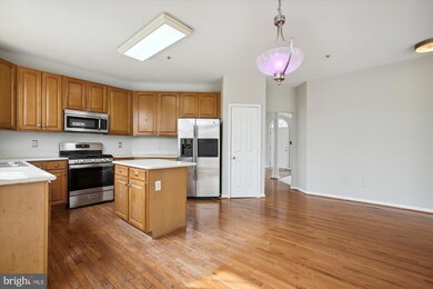 10408 Lowmoor Ct, Lanham, MD 20706 - photo 5