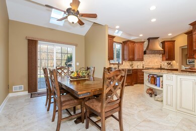 017-Breakfast_Nook-5092242-large