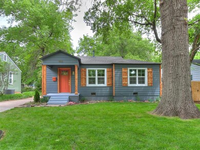 View of front of property featuring a front lawn a
