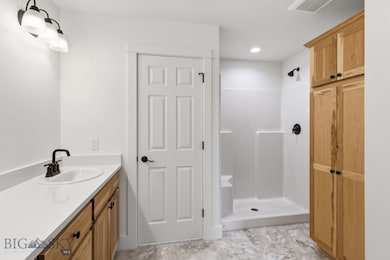 Master bath with linen closet