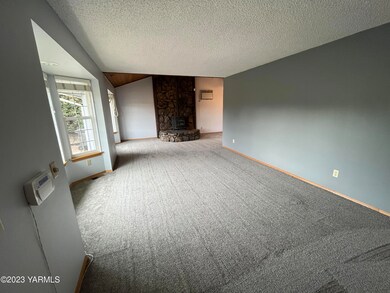 living room w/new carpet