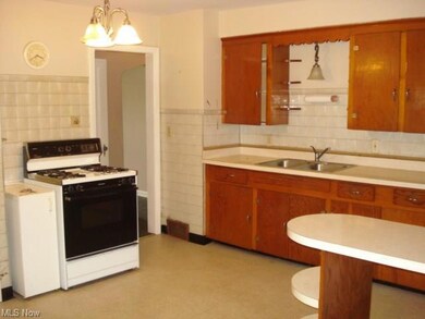 2434 E 34th St, Lorain, OH 44055 - photo 4